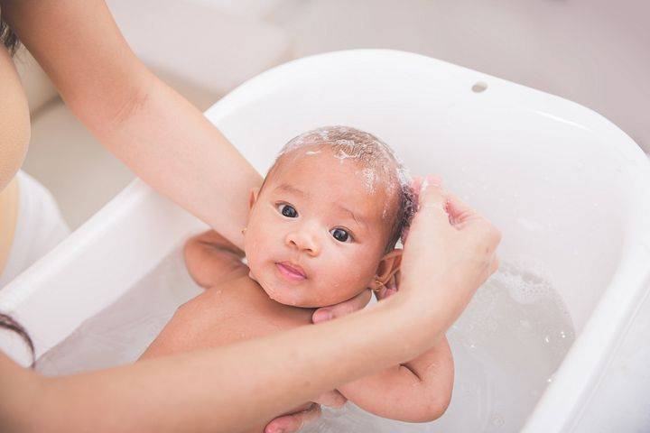 Как правильно купать новорожденную девочку? правила общей и интимной гигиены ребенка