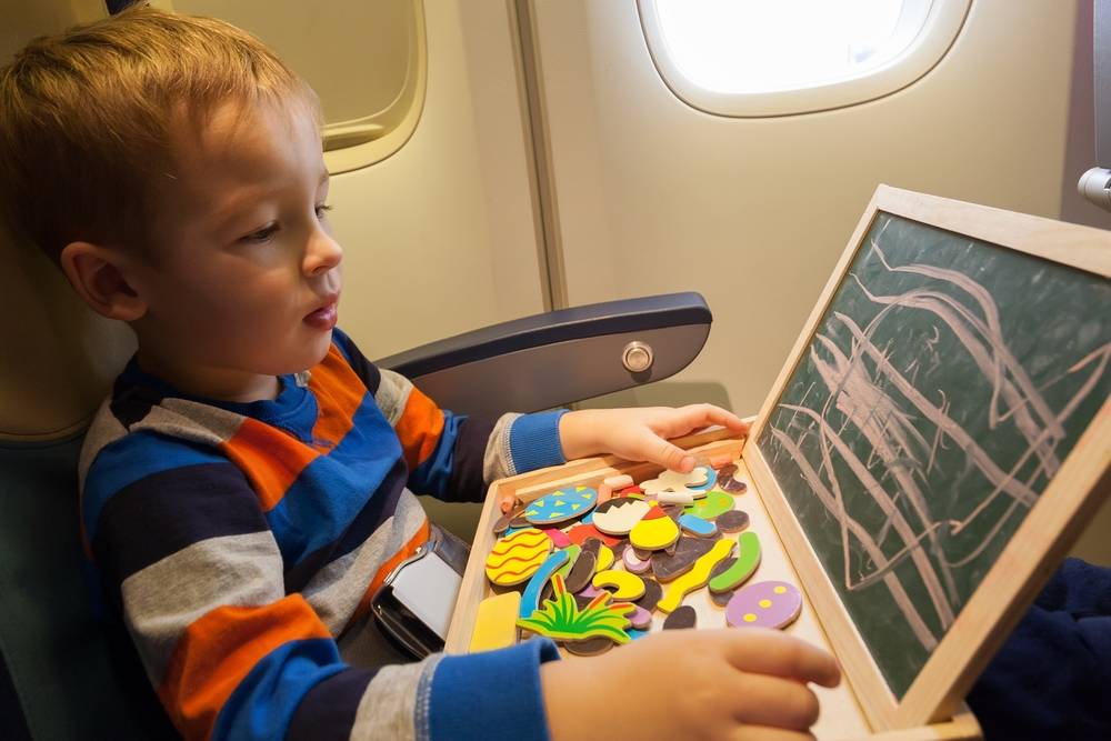 Чем занять ребенка в самолете?, лайфхаки для путешествий
