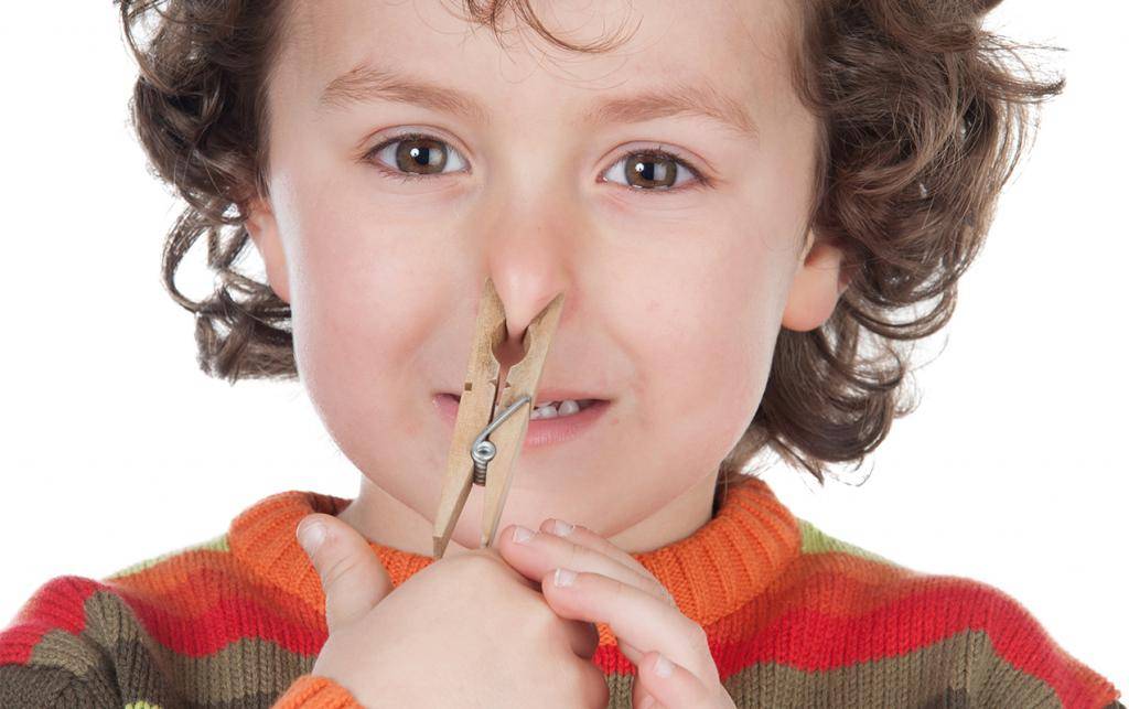 Почему у ребенка неприятно пахнет из носа и что делать в этой ситуации?