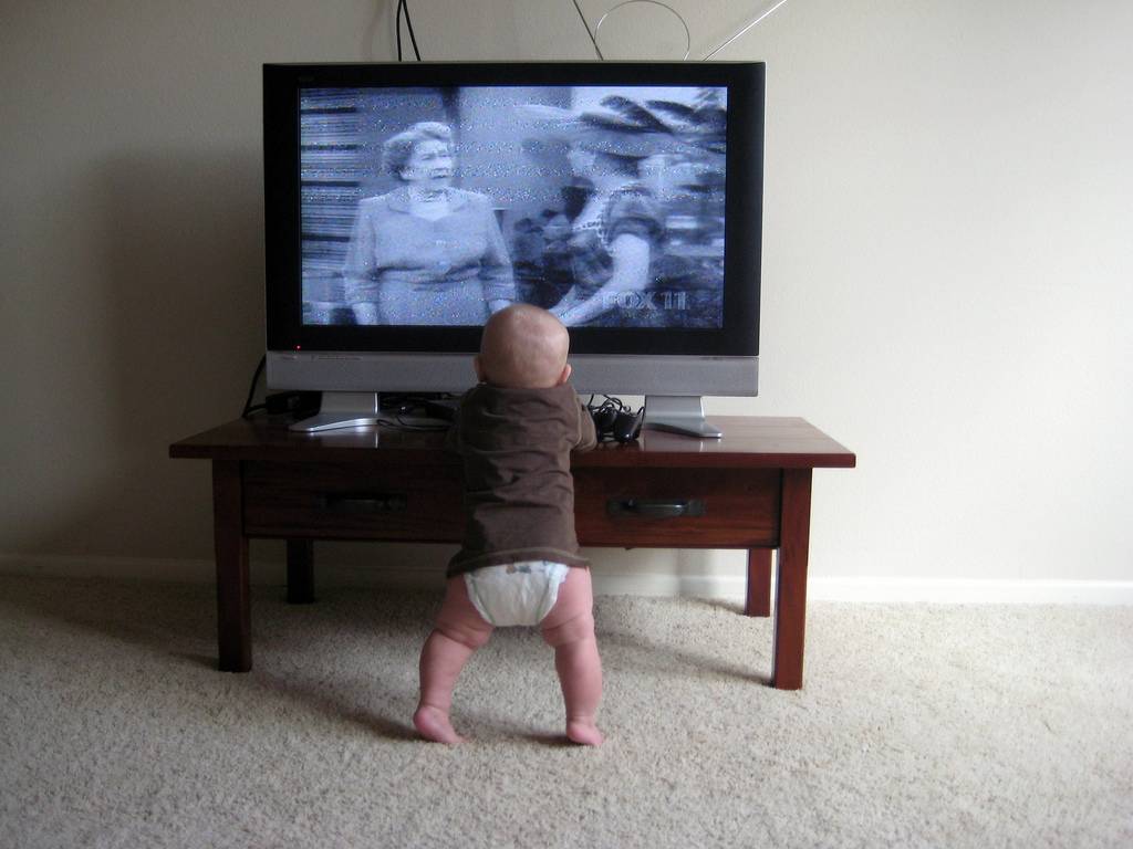 Телевизор в жизни детей: когда, сколько и что можно смотреть