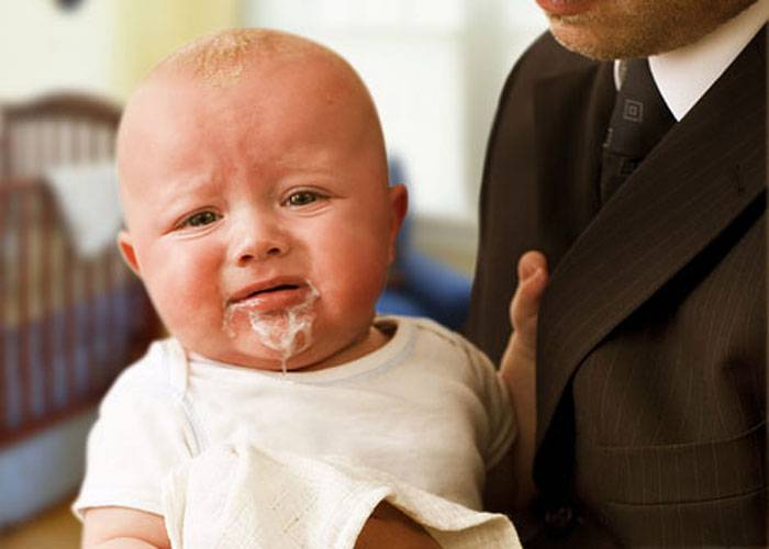 Почему ребенок срыгивает после кормления, как это ему вредит