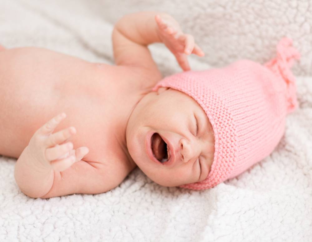 Новорождённый кряхтит и тужится: почему так происходит, решение проблемы