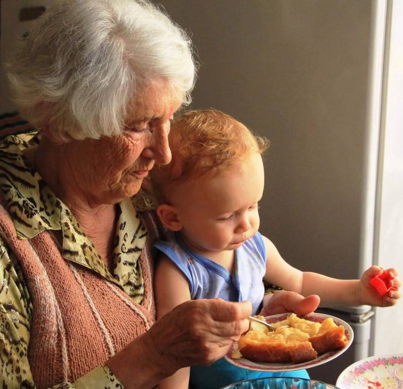 Опасные советы бабушек, которые наносят вред малышу и его родителям