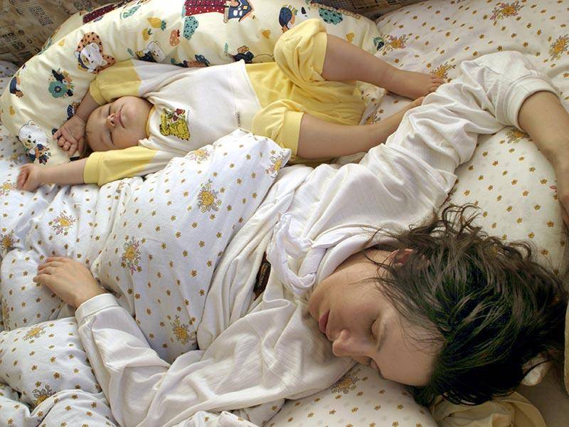 Как можно отучить ребенка спать с родителями