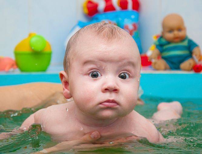Грудничковое плавание дома в ванной – польза для новорожденного, рекомендации для родителей и качественные видео инструкции
