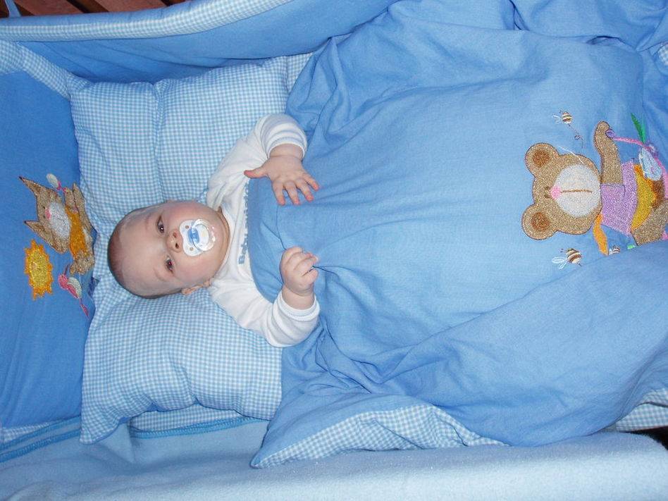 Новорожденный спать подушка. Подушка для двухмесячного ребенка. Подушка для 2 месячного ребенка. Подушка для 3 месячного ребенка. Подушка для недоношенных детей.