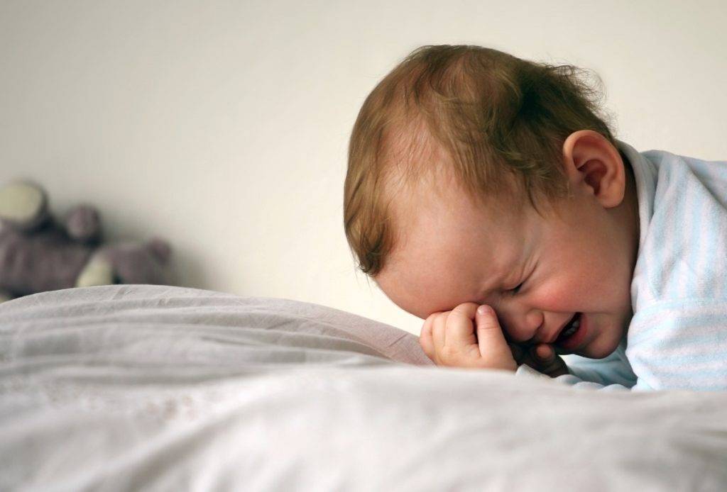 Почему ребенок спит только на руках и плачет, если его положить