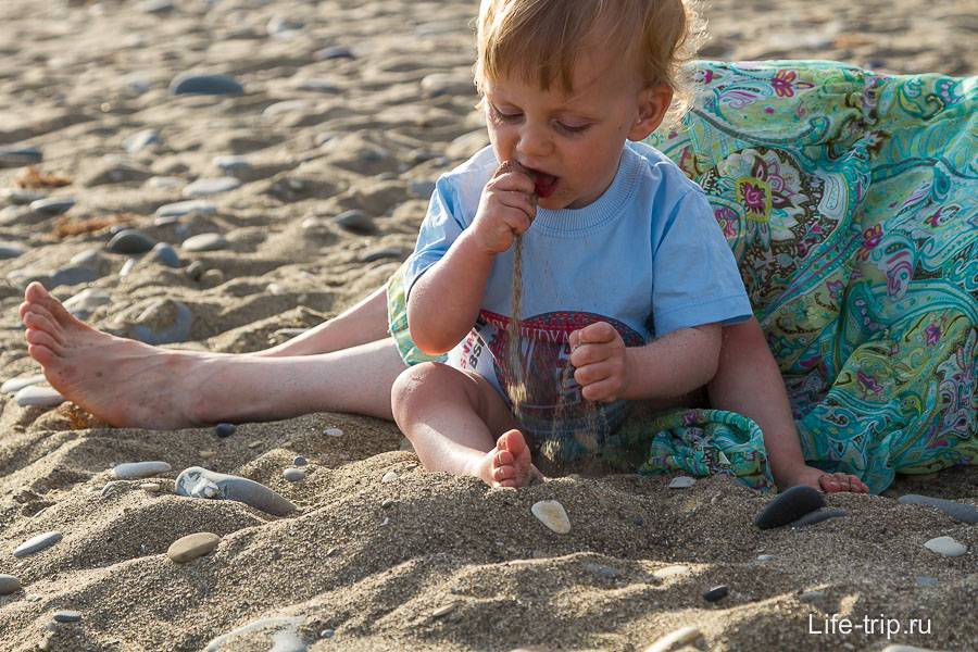 Летние страхи – ребёнок «на выпасе. почему ребенок ест землю и песок, чего не хватает организму и что делать? ребенок наелся песка из песочницы что делать