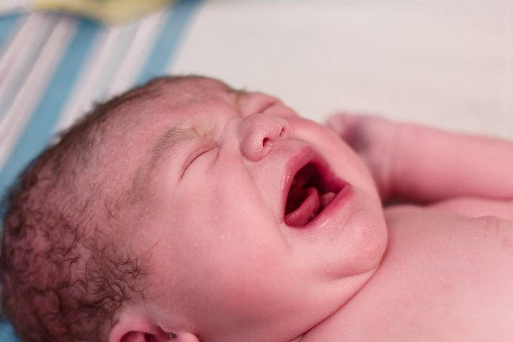 Почему новорожденные и груднички часто плачут?