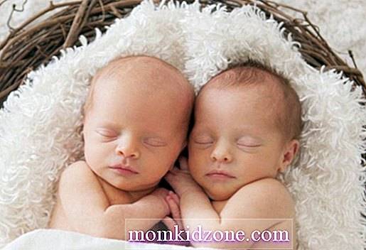 Уход за новорожденной двойней