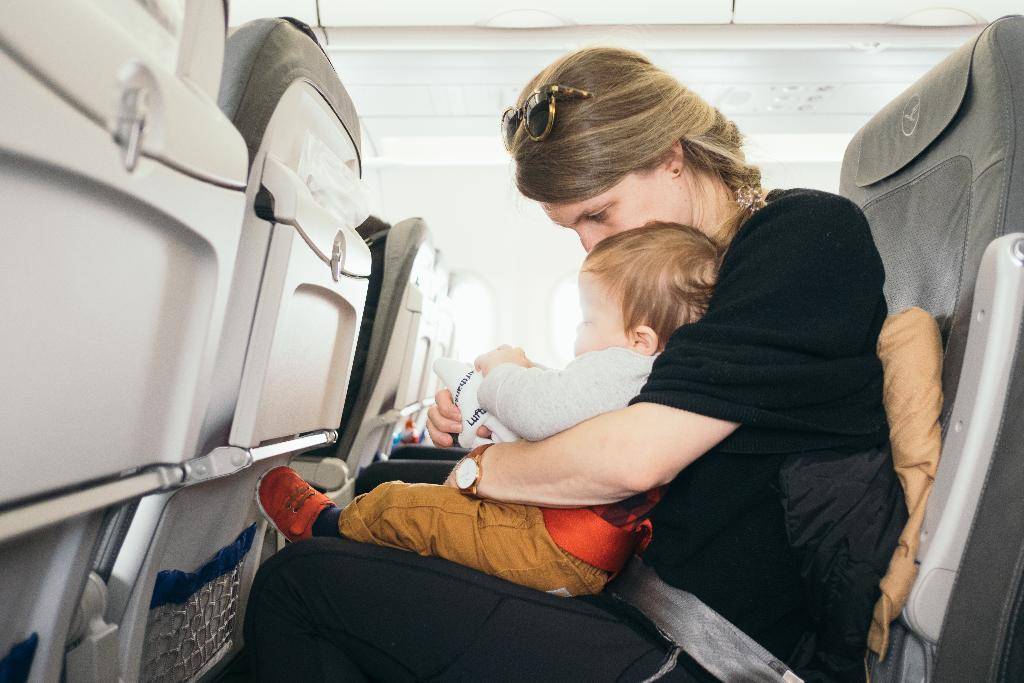 Перелет г грудным ребенком на самолете: правила и советы для родителей, можно ли летать с годовалым младенцем до 1 года