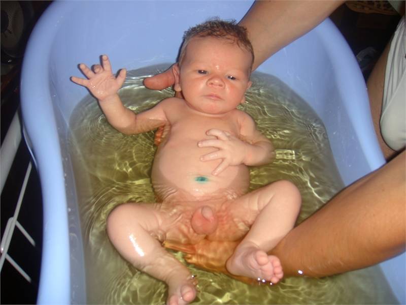 Как разводить марганцовку при купании новорожденного: сколько добавить в воду