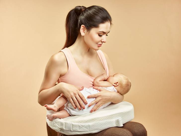 Позы для кормления новорожденного, грудного ребенка: фото удобного вскармливания