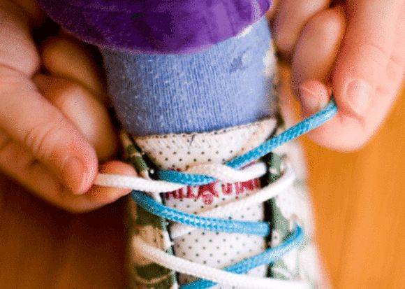 Как научить ребенка завязывать шнурки быстро и просто: видео, стишок | семейные правила и ценности | vpolozhenii.com