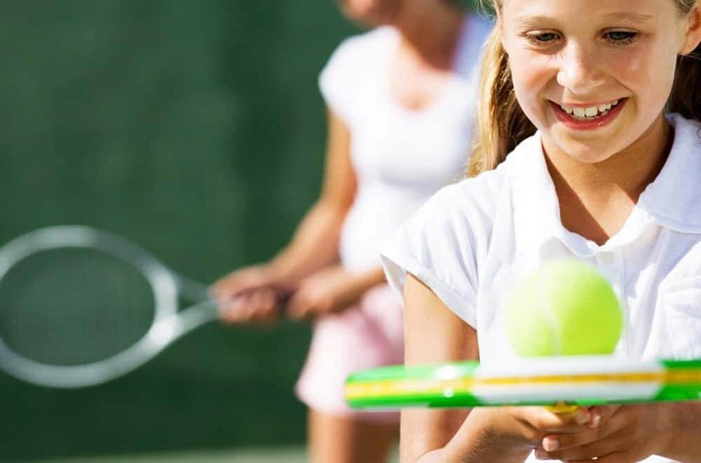 Дети и спорт: плавание укрепит иммунитет, футбол научит работать в команде, а теннис полезен для зрения