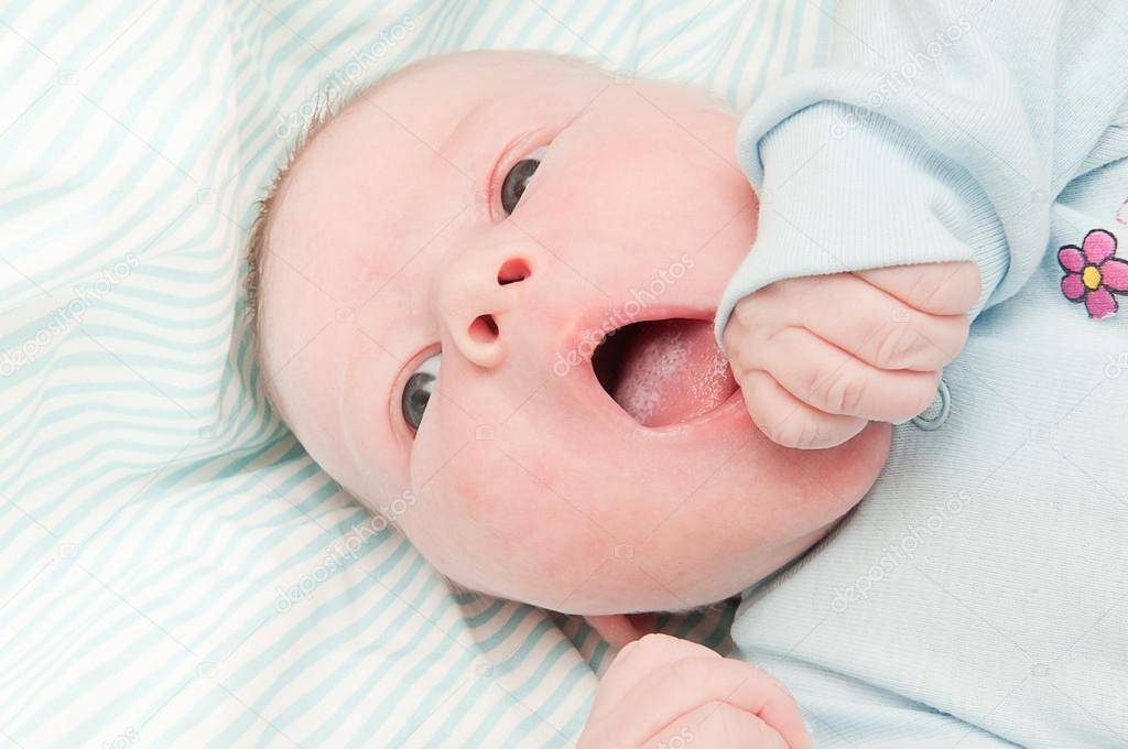 Спать с открытым ртом причины. Новорожденный ребенок с открытым ртом. Новорожденный малыш с высунутым языком. Новорожденный высовывает язык.
