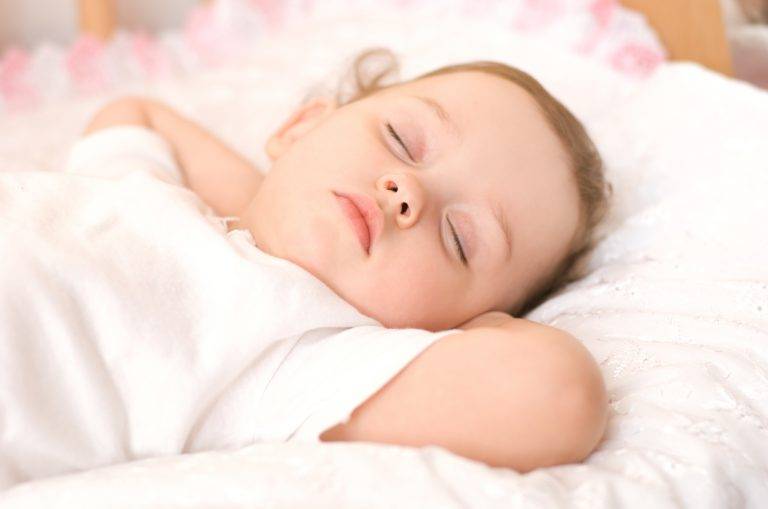 Почему новорожденный ребенок спит с открытыми глазами
