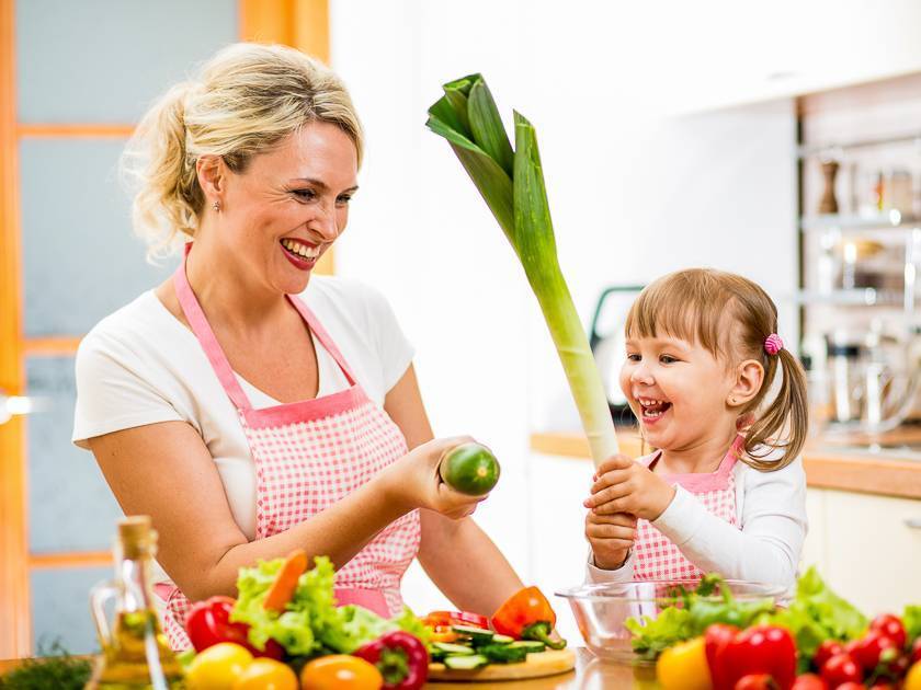 Здоровый стол: 9 советов, как научить ребенка есть полезную еду