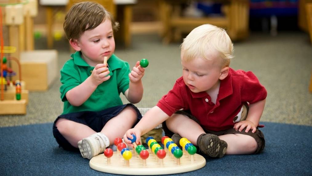 Как развивать ребенка в 6 месяцев: игры и игрушки