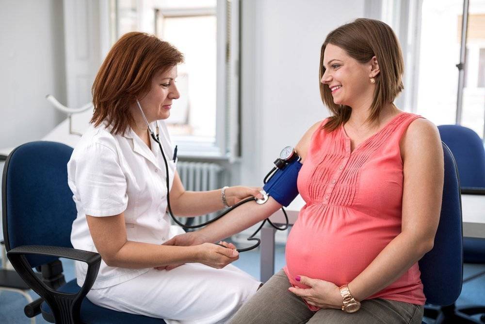 Как понизить давление на ранних и поздних сроках беременности в домашних условиях, чем оно опасно